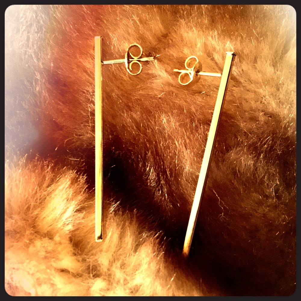 💖14k YG  MINIMALIST STICK EARRINGS 1.5” SIGNED 💫